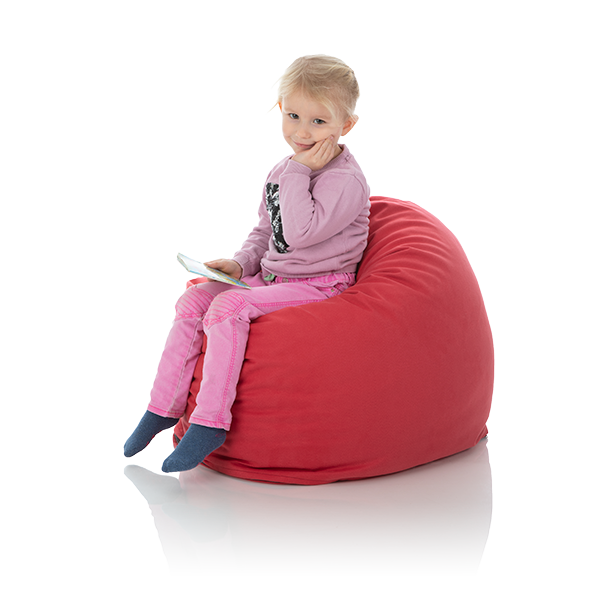 Ein kleines Maedchen sitzt komfortabel in einem roten Sitzsack fuer Kinder