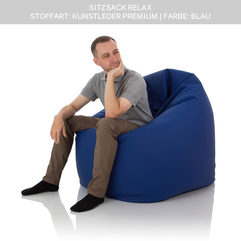 Junger Mann sitzt in einem Sitzsack Sessel Relax blau aus Kunstleder