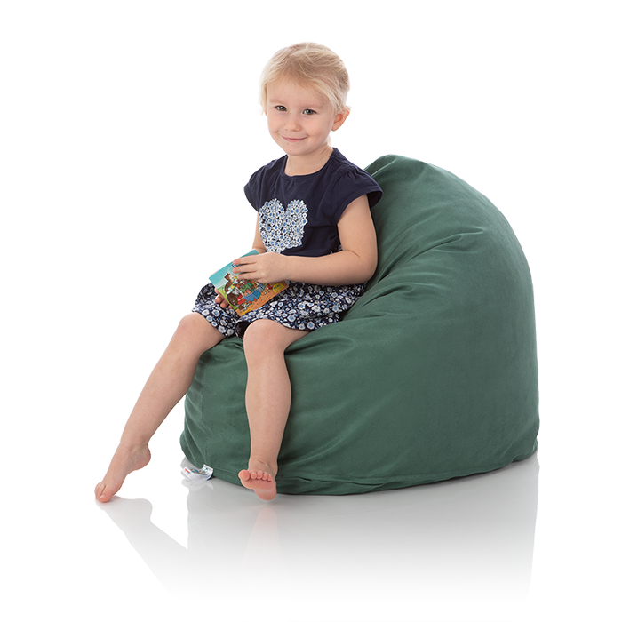 Kleines Maedchen sitzt in einem gruenen Kinder-Sitzsack Piccolo
