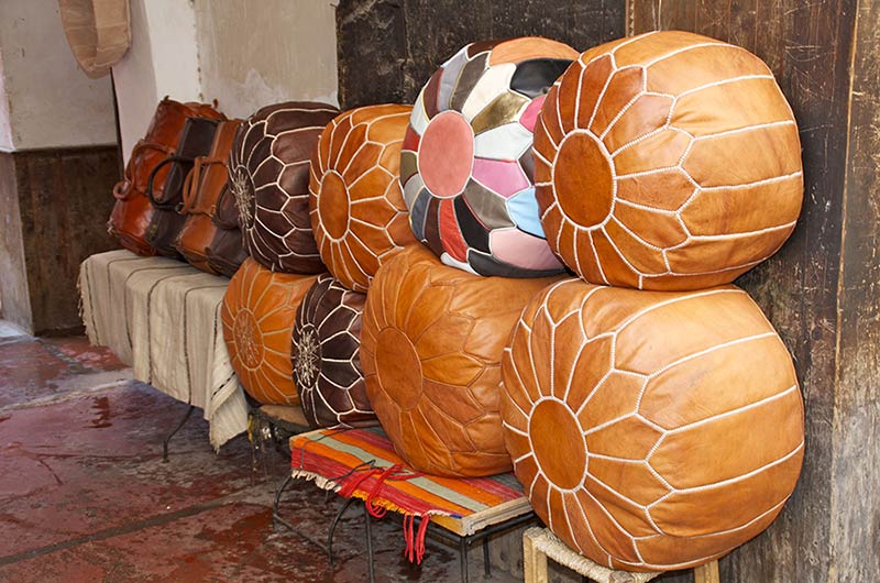 Einige große, befüllte Leder-Poufs aus Marokko und der Türkei wurden gestapelt