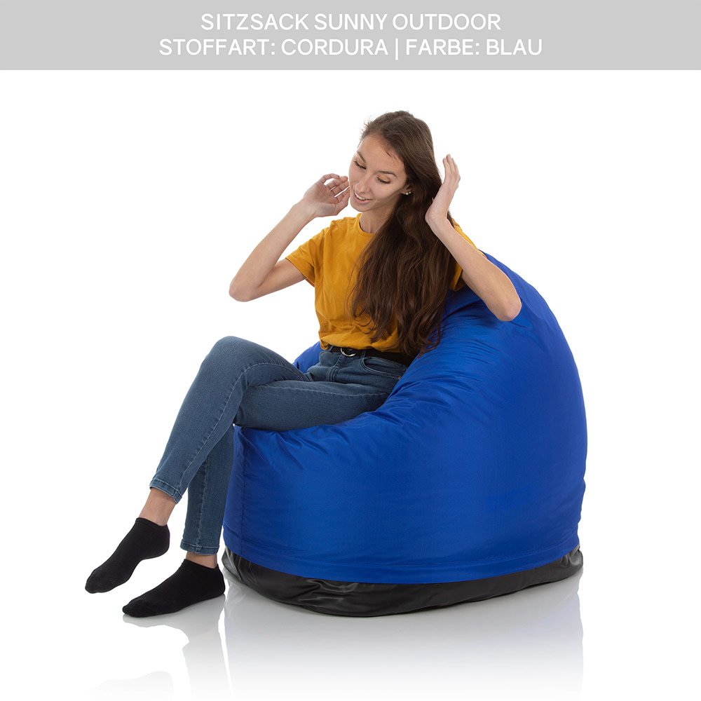 Junge Frau sitzt in riesigem Sitzsack-Sofa Goliath Blau aus Premium Nylon