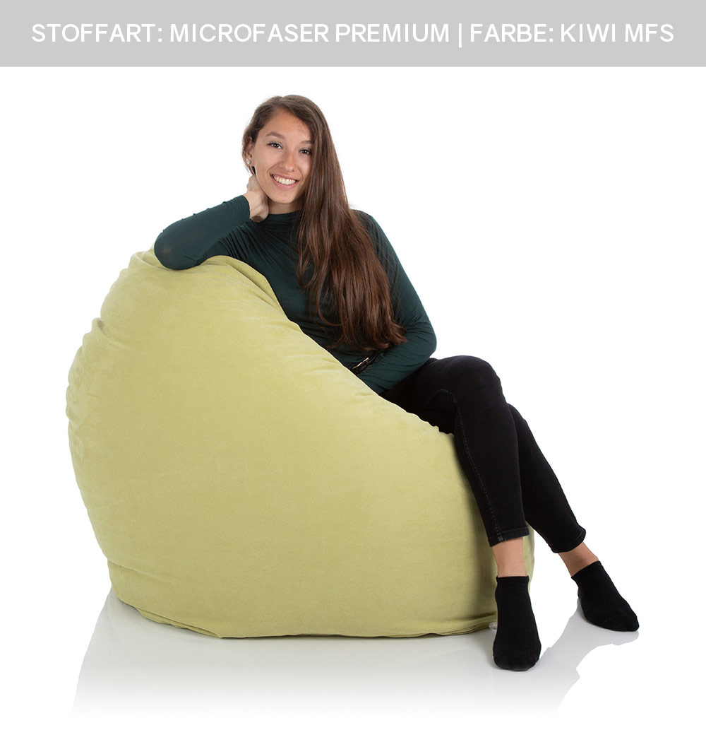 Jugendliches Mädchen sitzt im XXL-Riesen-Sitzsack Relax grün von frago
