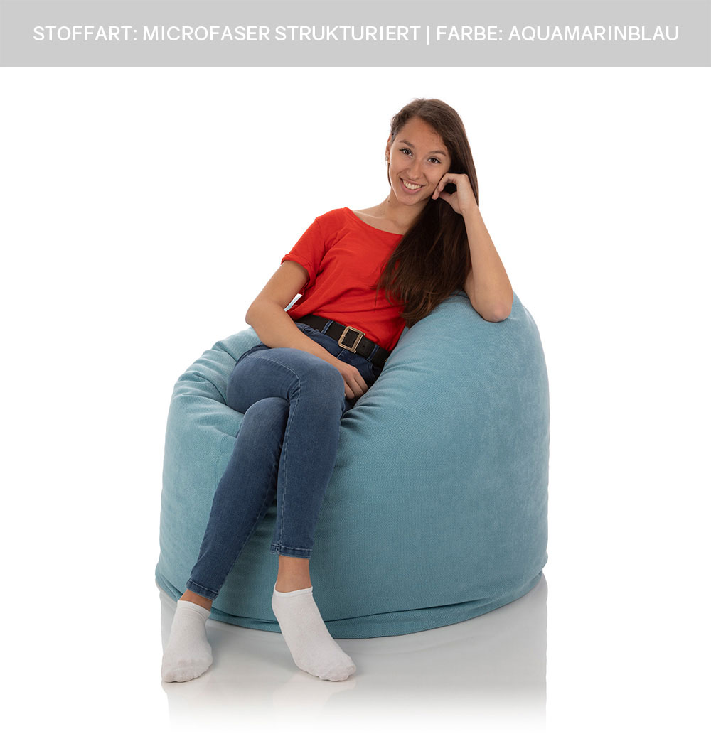 Jugendliche sitzt in blauem XXL Sitzsack Relax aus Microfaser