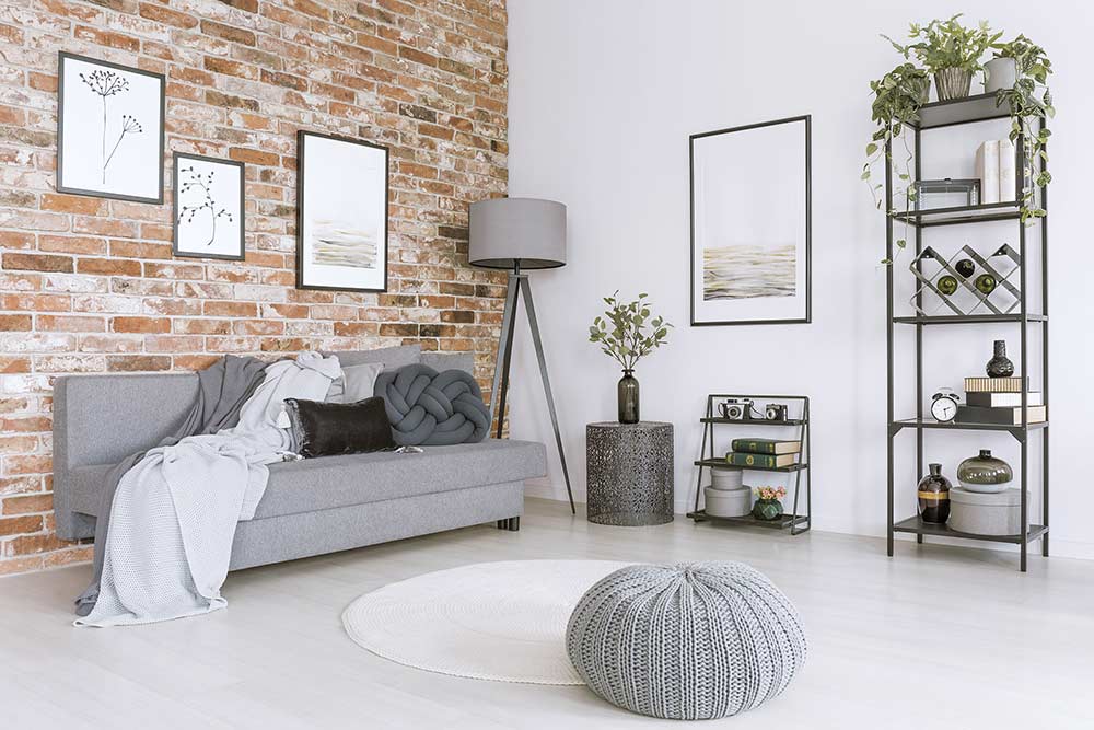Ein graues Pouf Bodenkissen in einem modernen Wohnzimmer