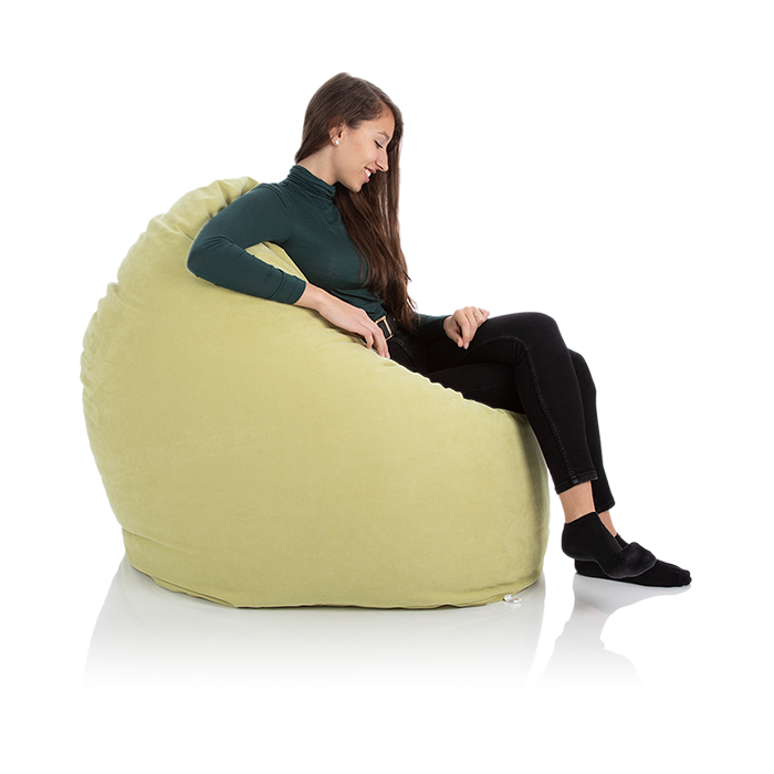 Junge Frau sitzt in einem gruenen XXL-Sitzsack Relax von Sitjoy